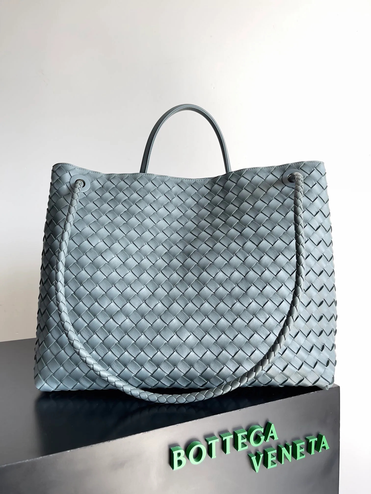Batch 3760 Recently, the same style of bag that celebrities love is both high-end and practical. Michelle Yeoh, Kim Namjoon, Jing Boran, Tong Liya, Sun Qian, Wu Qianyu, Du Juan, Ma Yili and Bai Baihe are all carrying Bottega Veneta summer series Andiamo handbags. Andiamo has a simple structure and rounded lines. The whole piece is made of Nappa leather. It is comfortable, soft and dynamic. It adds interest to daily life and can be easily matched with various styles. Andiamo handbags are available in three sizes: small, medium and large. There are many colors to choose from, which can meet different needs. You can really carry it whether it is daily or attending events. Style number: 743575 Size: 45*22*34 including handle height 44cm